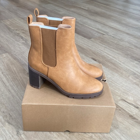 NEW Women’s Zby Heeled Chelsea Boots - Picture 5 of 5